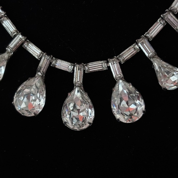 Elegant Silver Teardrop Necklace - Picture 2 of 3